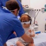 Kind mit VR-Brille im Krankenhaus